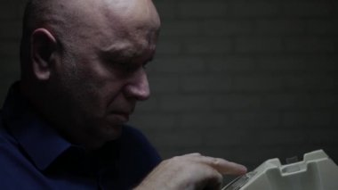 Gece Gesticulate Bir Telefon Görüşmesi yapmaya çalışırken Sorunlu Geç Hayal Kırıklığına Man