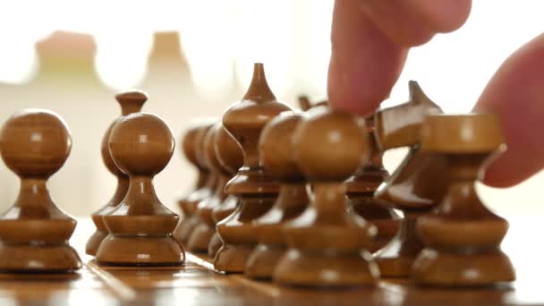 Тщательный взгляд Человек Рука играя и перемещая стратегический кусок на шахматном столе — стоковое видео