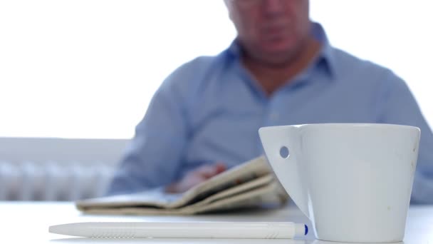 L'homme d'affaires détendu utilise le café de boisson de téléphone portable et lit l'information de journal — Video