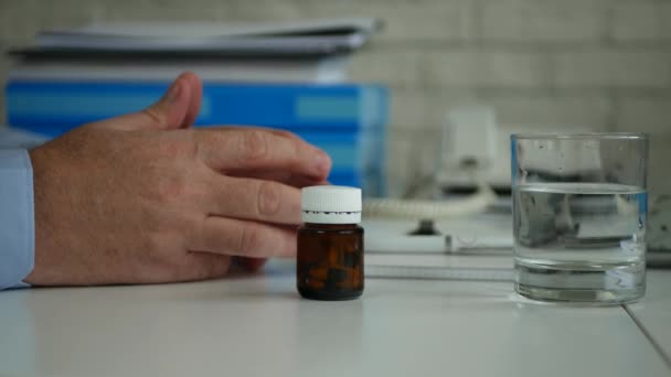 Empresário no escritório faz gestos de mão inquietos olhando para pílulas médicas — Vídeo de Stock