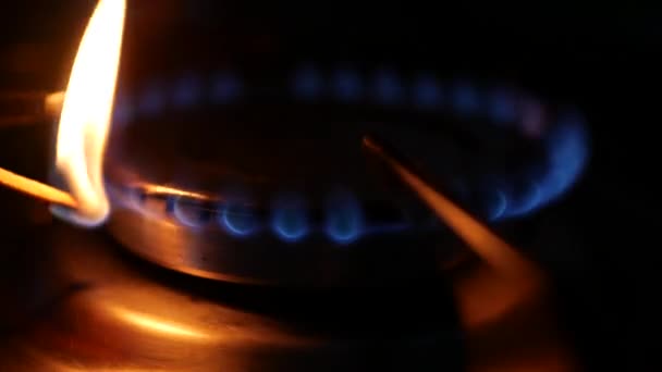 Man hand gebruik wedstrijden en open vuur op een calor gas in de keuken — Stockvideo
