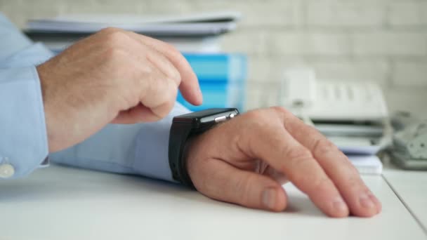 Image d'homme d'affaires dans la salle de bureau Accès Smartwatch application de messagerie en ligne — Video