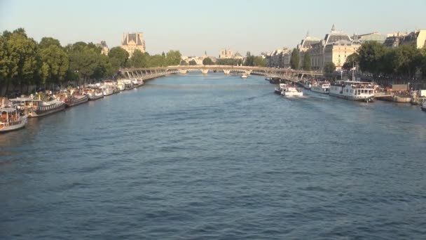 Imagem da Cidade de Paris com Rio Sena e Barcos de Turismo Navegando no Curso de Água — Vídeo de Stock