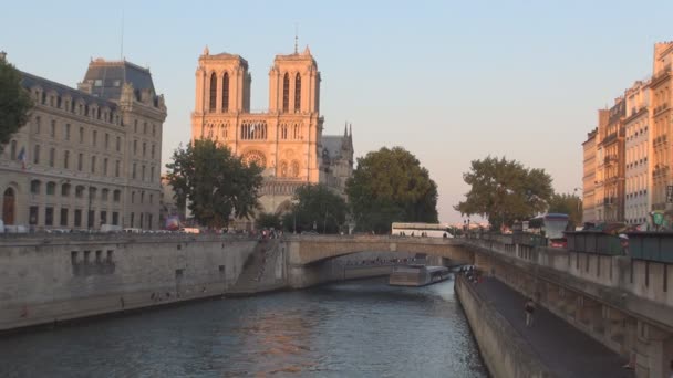 Ponte velha sobre o curso de água do Sena com navio de turismo Navegando no centro de Paris — Vídeo de Stock