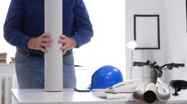 Yorgun ve Meşgul Mühendis Ofis Masa Düşünme Meşgul Bir Plan Koyun