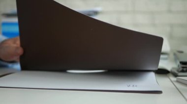 Ofiste Ki İşadamı Görüntüsünü Kalemle Resmi Belgeleri İmzala