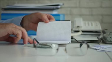 Küçük Bir Gündemde İşadamıNın Ellerini Büroda Arama Bilgilerine Kapat
