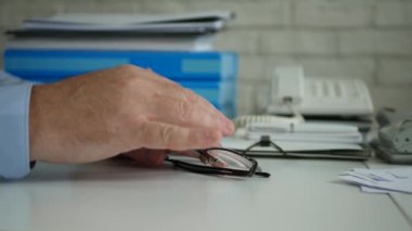 Ofiste İşadamı Eller Görüntü Masada Gözlük ile Huzursuz Oynuyor