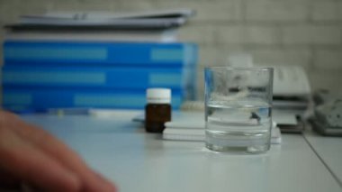 Ofiste İşadamı Büyük Bir Baş Ağrısı Acı Masadan Renkli Pills alın