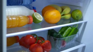 Yaşlı Adam Eller Yeni Buzdolabı Kapı Açın ve Bir Portakal Meyve ve Taze Meyve Alın