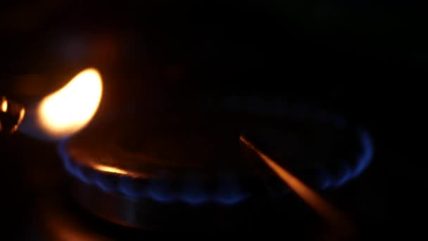 Εικόνα με φλόγα σόμπα κουζίνα που πυροδοτά από ηλεκτρικό φως σε ένα σκοτεινό δωμάτιο — Αρχείο Βίντεο