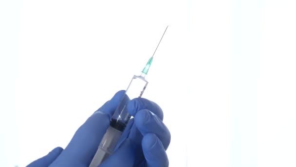 Медики готовят шприц с антибиотиками для внутривенного лечения — стоковое видео