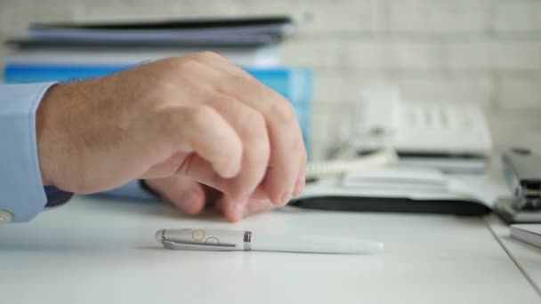 Empresario manos imagen en la oficina jugando inquieto con un bolígrafo sobre la mesa — Vídeos de Stock