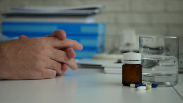 Affärsman göra förneka hand gester ett finger tecken ser till medicinska piller — Stockvideo