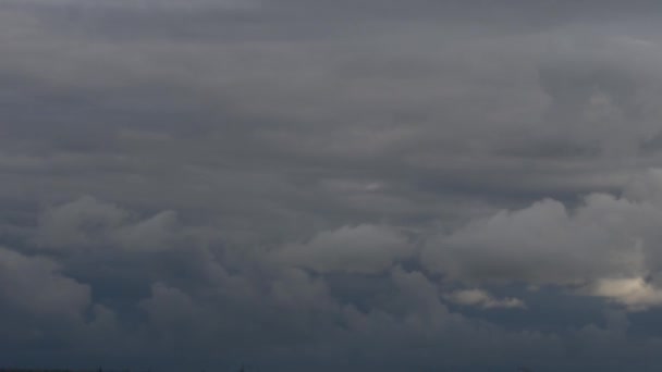 Tidsfördröjning med svarta och gråa moln rör sig snabbt på himlen innan en stor storm — Stockvideo