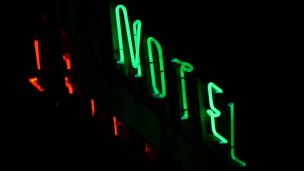 Мотель рекламної панелі з червоними і зеленими неоновими буквами освітлення — стокове відео