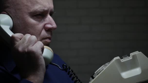 Obchodník image práce pozdě v kanceláři a mluvení pomocí starého telefonu — Stock video