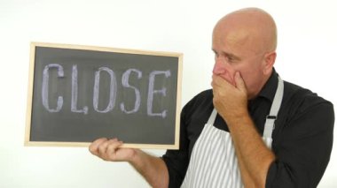 Yaşlı ve İlgili Çalışan Elinde Yakın Mesaj ile Hayal Kırıklığına Bakıyor