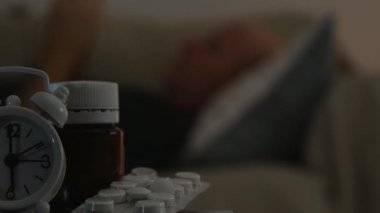 Masada İlaç Hapları ile Bir Hastane Odasında Yatakta Suffering Man