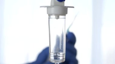 Medic Eller Bir Şırınga ve Tıbbi Perfüzyon Kontrol ile Cerrahi Oda Görüntü