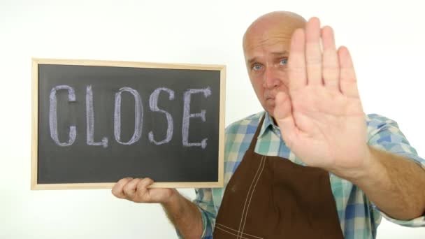 Osoby w podeszłym wieku i zainteresowany pracownik z bliska wiadomość w dłoni Make Stop gesty — Wideo stockowe