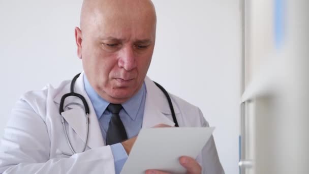 Σίγουρος γιατρός σε ένα δωμάτιο νοσοκομείου Γράψτε μια ιατρική συνταγή για μια θεραπεία του ασθενούς — Αρχείο Βίντεο