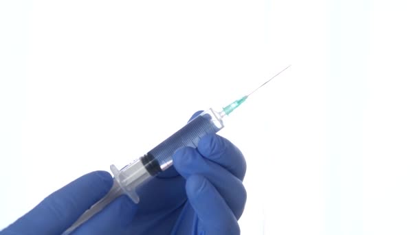 Медики готовят шприц с антибиотиками для внутривенного лечения — стоковое видео
