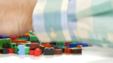 Plastik Tuğla İnşaat Çocuk Oyunu ile Oynarken Büyükbaba Eller ile Close Up