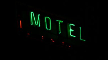Yeşil ve Kırmızı Neon Harfler Aydınlatmalı Motel Reklam Paneli