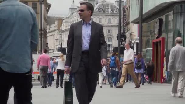 런던 다운타운에서 붐비는 거리를 걷는 사람들 — 비디오
