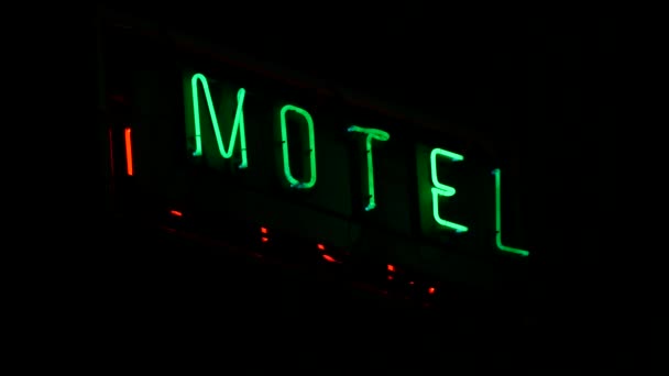 Panel publicitario de Motel con iluminación de letras de neón verde y rojo — Vídeos de Stock