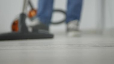 Ofis Zemini Temizlemek için Elektrikli Süpürge Kullanan Bir Adamla Çekim Ikadar Kapat