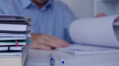 İşadamı Home ofis arama teknik bilgi ile bulanık görüntü