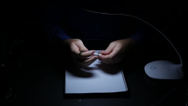 Karanlık Bir Ofistei Adam Masa Belgeleri Koymak Bir Kalem Kullanarak — Stok video