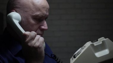 Bir Telefon Görüşmesi Yapmaya Çalışan Hayal Kırıklığına İşadamı ile Yavaş Çekim Görüntü