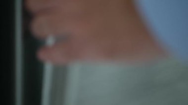 Mutfak açık buzdolabı kapı adam taze meyve ve meyve suyu için Iç Looking