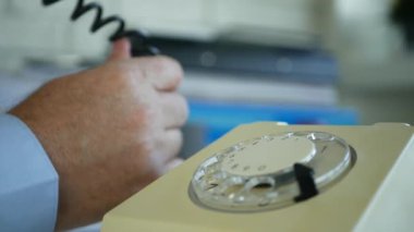 İş adamı pick up ve Office sabit hat Iletişimi kullanarak bir telefon numarası Dial