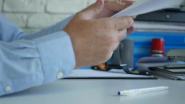 Küçük parçalar içinde ofis Oda break bir beyaz kağıt içinde üzgün Işadamı