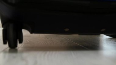 Iş işadamı canlı ofis bir bavul yerde Rolling bir Işletme seyahat için