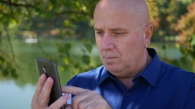 Park Alley'deki İşadamı Cep Telefonu İletişimini Kullanarak Mesaj ve Metin Okuyun