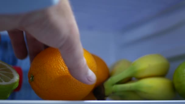 Homme dans la cuisine Prendre des fruits frais au réfrigérateur pour le petit déjeuner — Video