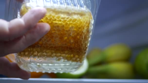 Ember vezetése a kezében, és szeretnének egy édes méhsejt venni a hűtőszekrény — Stock videók