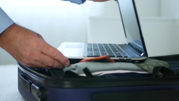 İşadamı çanta açık ekran ve kontrol e-postaları ve mesajları laptop put — Stok video