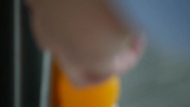 Mutfakta Man Açık Buzdolabı ve Bir Meyve Suyu ve Taze Portakal Inside koyun