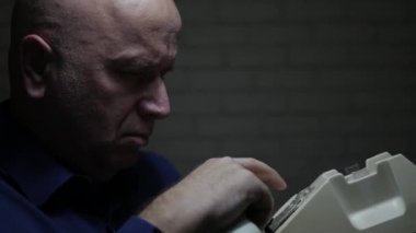 Office Sabit Hat İletişimini Kullanarak Telefon Numarasını Geç Çeviren Adam