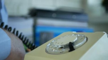 İşadamı Eski Telefon İletişim Hattını Kullanarak Ofiste Telefon Görüşmesi Yapın