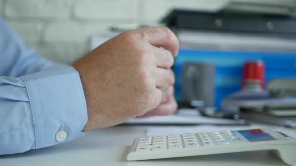 Langeweile am Arbeitsplatz spielt unruhig mit einem Stift in der Hand, der im Büro wartet — Stockvideo