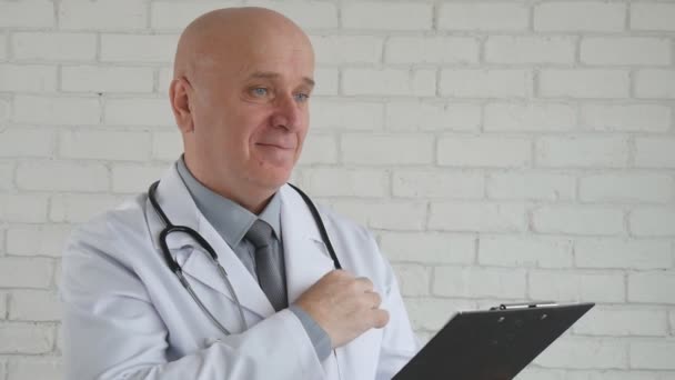 Especialista médico de cámara lenta hablando con el paciente y escribiendo una receta médica — Vídeo de stock