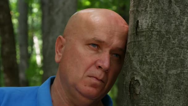 Perdu dans une montagne vacances triste et déçu homme repos dans la forêt — Video
