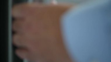 Man Açık Buzdolabı Kapı ve Chill Tatlı ve Ferahlatıcı Portakal Suyu İçecek alın